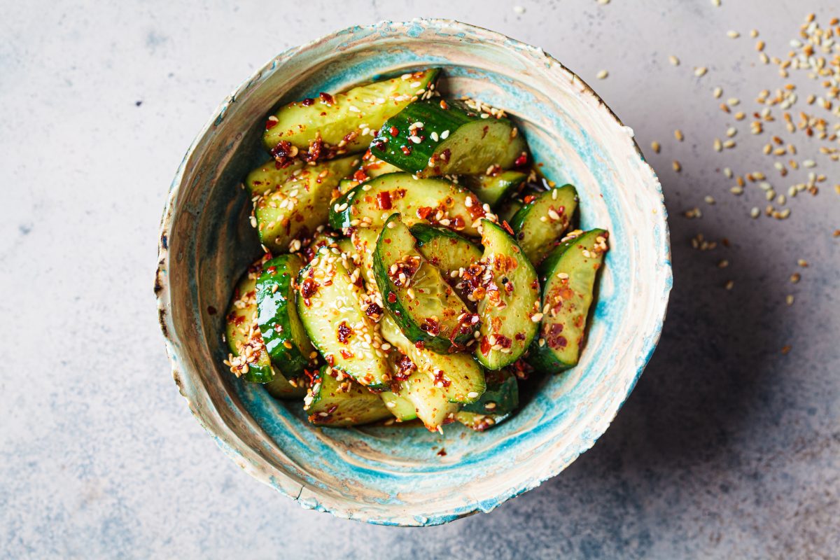 Gurken Kimchi: So easy bereitest du den Food Trend des Sommers selbst zu