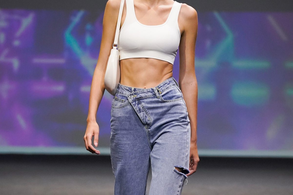 V-Waist: Warum wir diesen Jeans-Trend so feiern