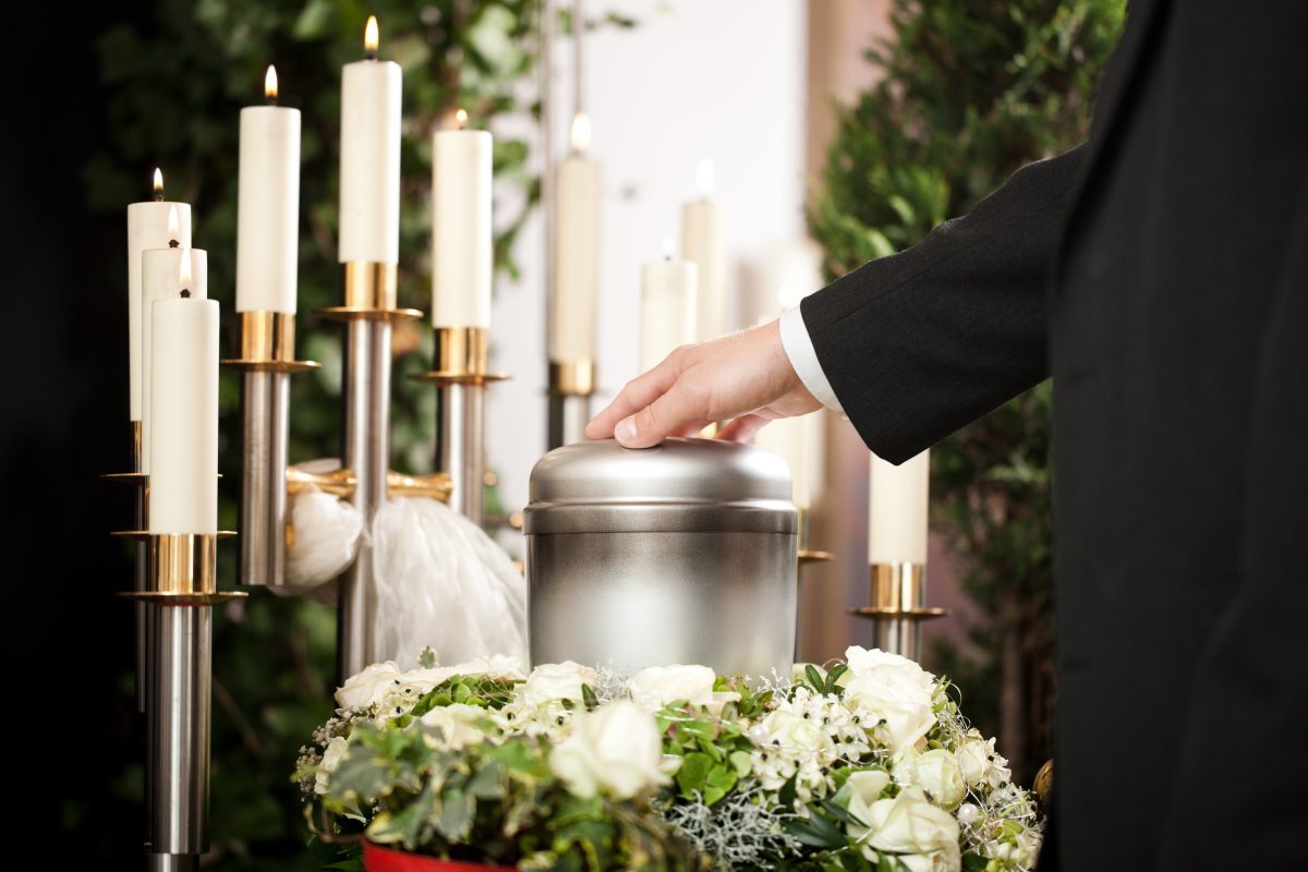 Frau unterhält sich auf ihrer eigenen Beerdigung mit ihren Gästen