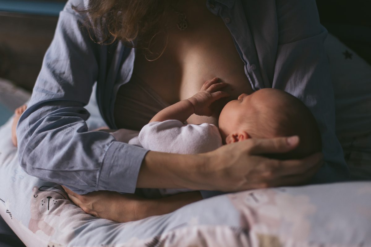 Frau lässt ihr Baby von ihrer besten Freundin stillen, damit sie Alkohol trinken kann