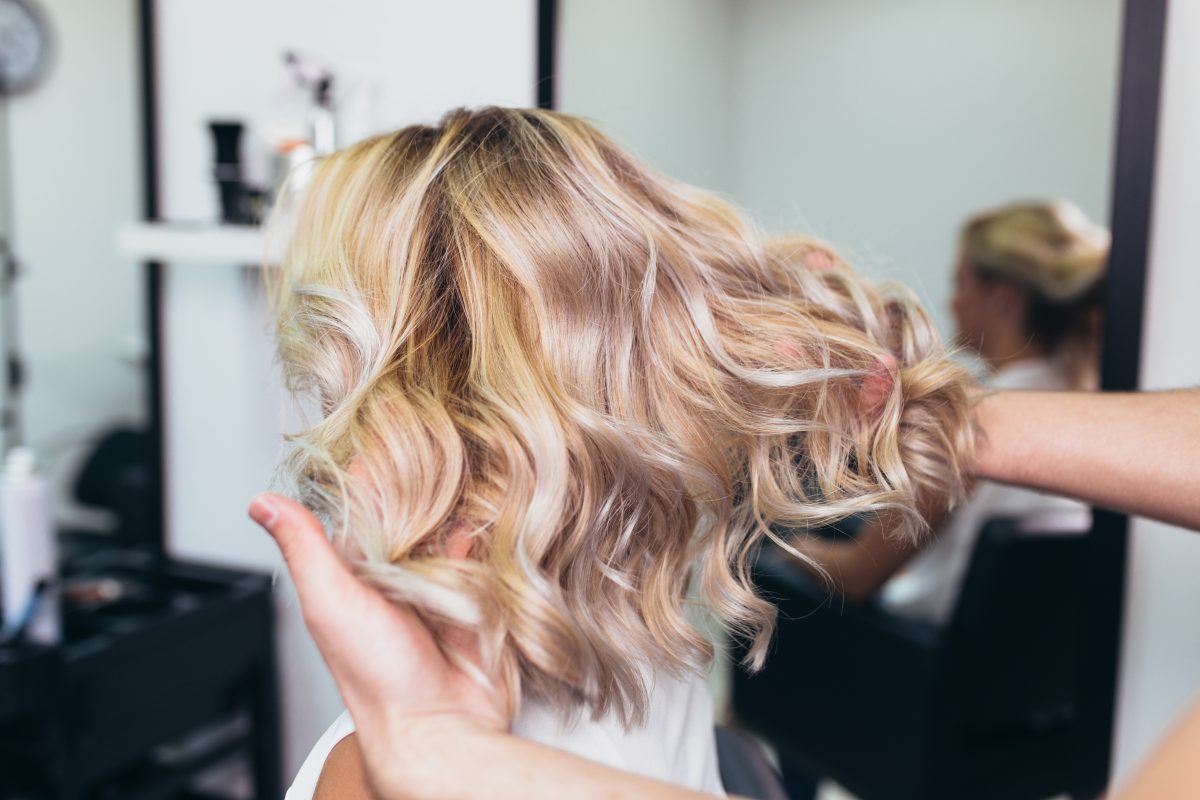 Mit dieser Färbetechnik sehen deine Haare voluminöser aus