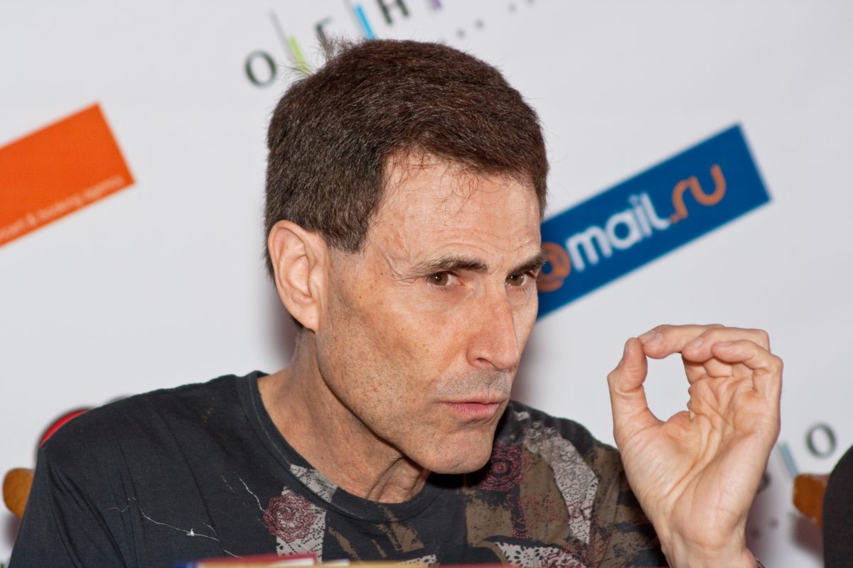 Uri Geller droht Wladimir Putin – und will einen Atomkrieg mit seiner Magie verhindern