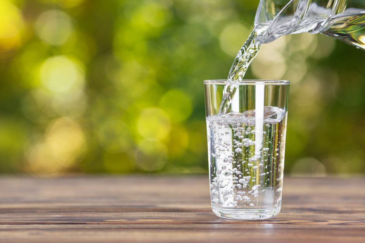 Deshalb solltest du bei Rückenschmerzen ein Glas Wasser trinken