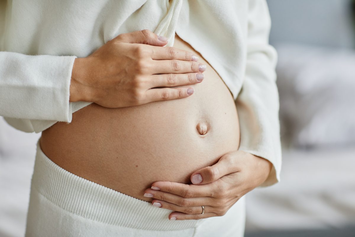 Diese Frau ist mit dem Baby ihres Sohnes schwanger