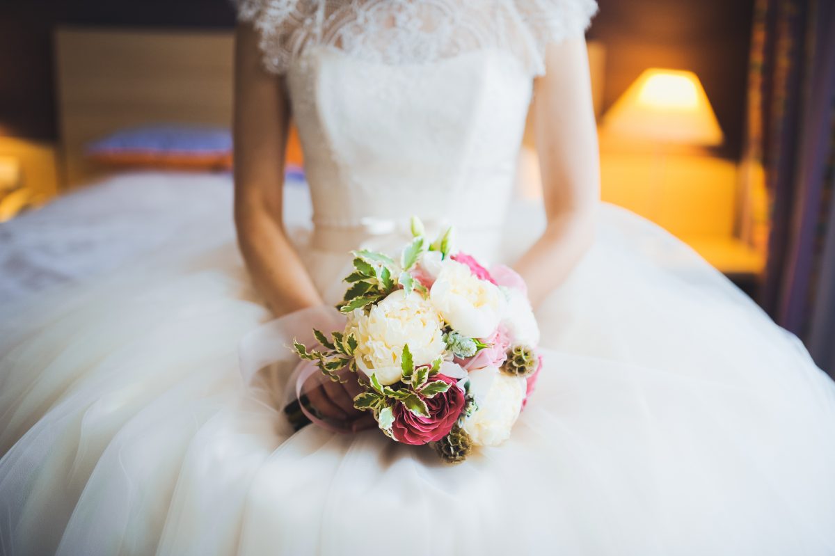 Braut wird am Tag ihrer Hochzeit stehen gelassen – und beschließt, trotzdem zu feiern