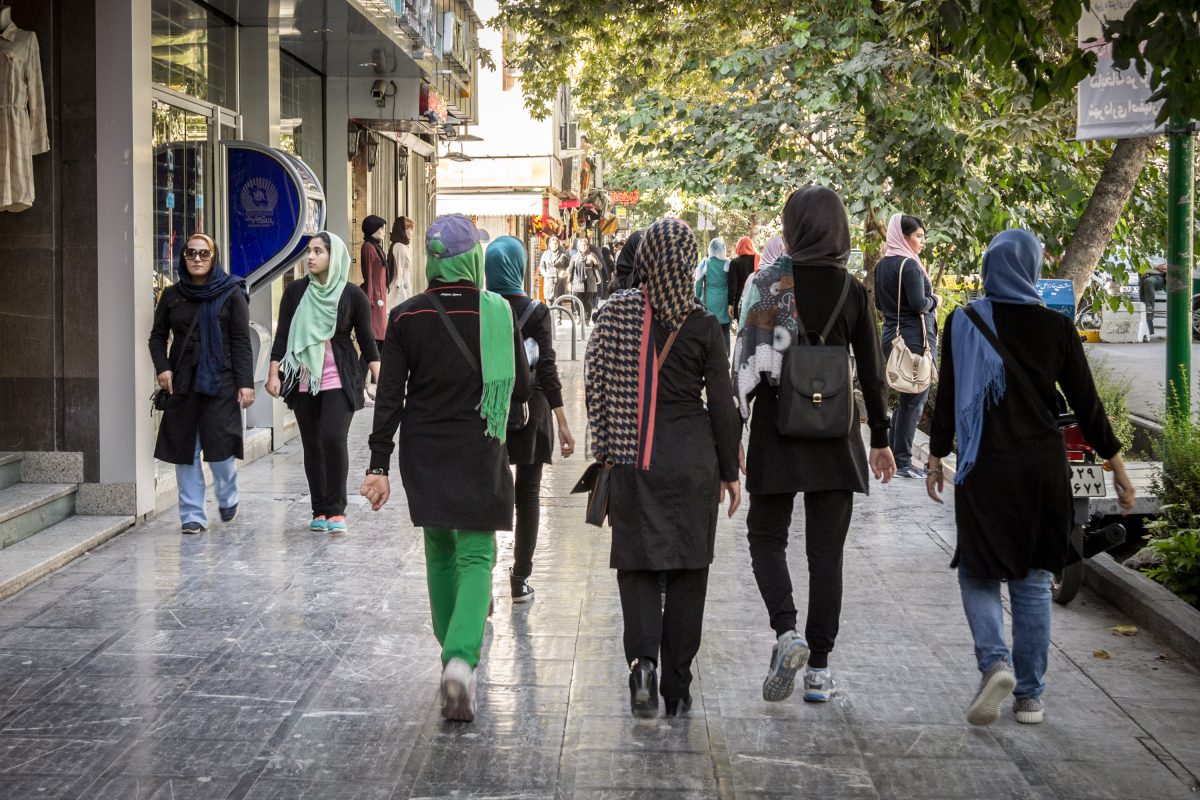 Proteste im Iran: Deshalb schneiden sich gerade zahlreiche Frauen die Haare ab und verbrennen Hijabs