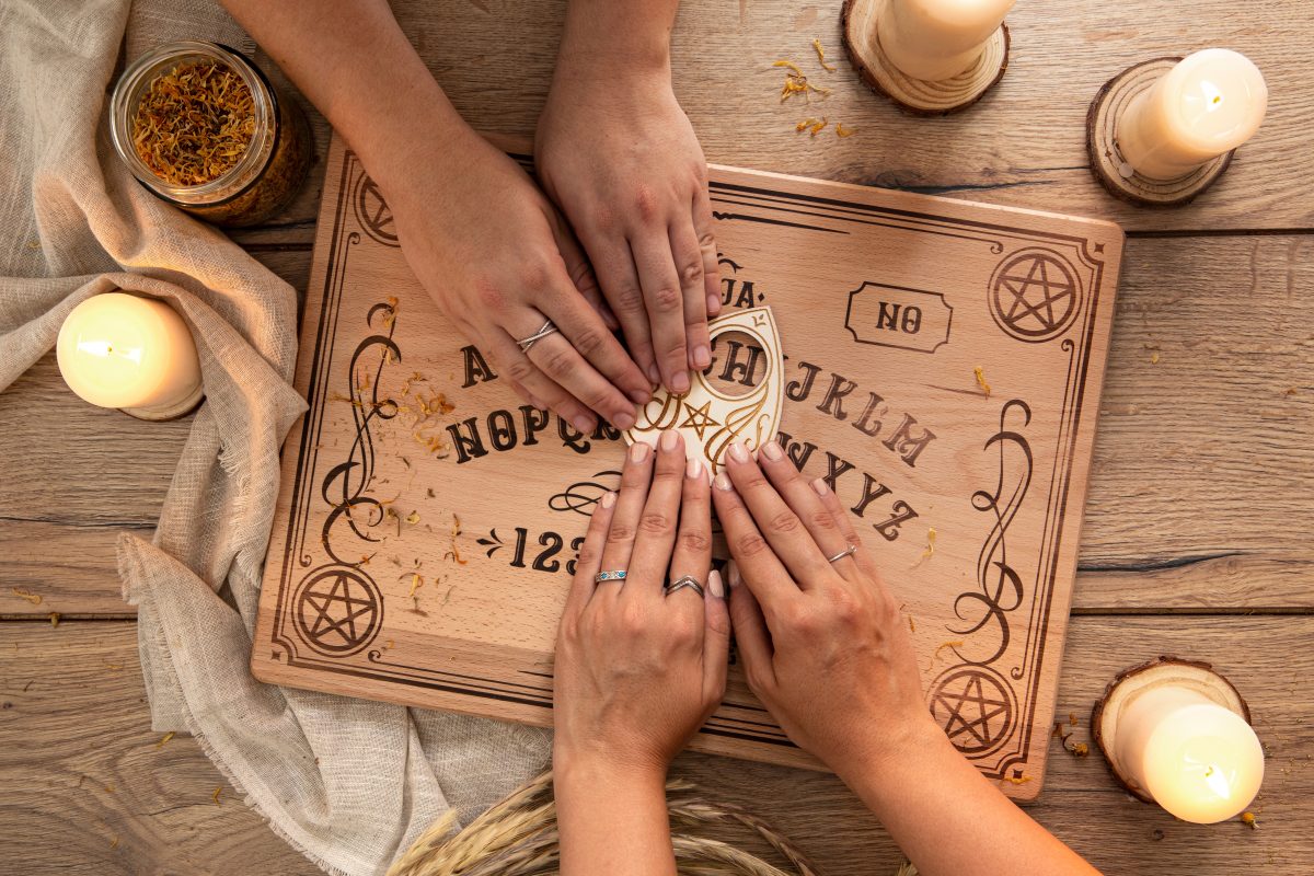 Großmutter lässt auf ihrer Beerdigung Ouija-Bretter verteilen, damit man sie noch kontaktieren kann
