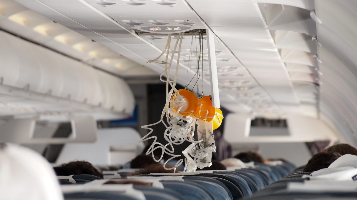 Kabinendruck zu hoch: Frische Kopfwunde von Frau platzt in Flugzeug