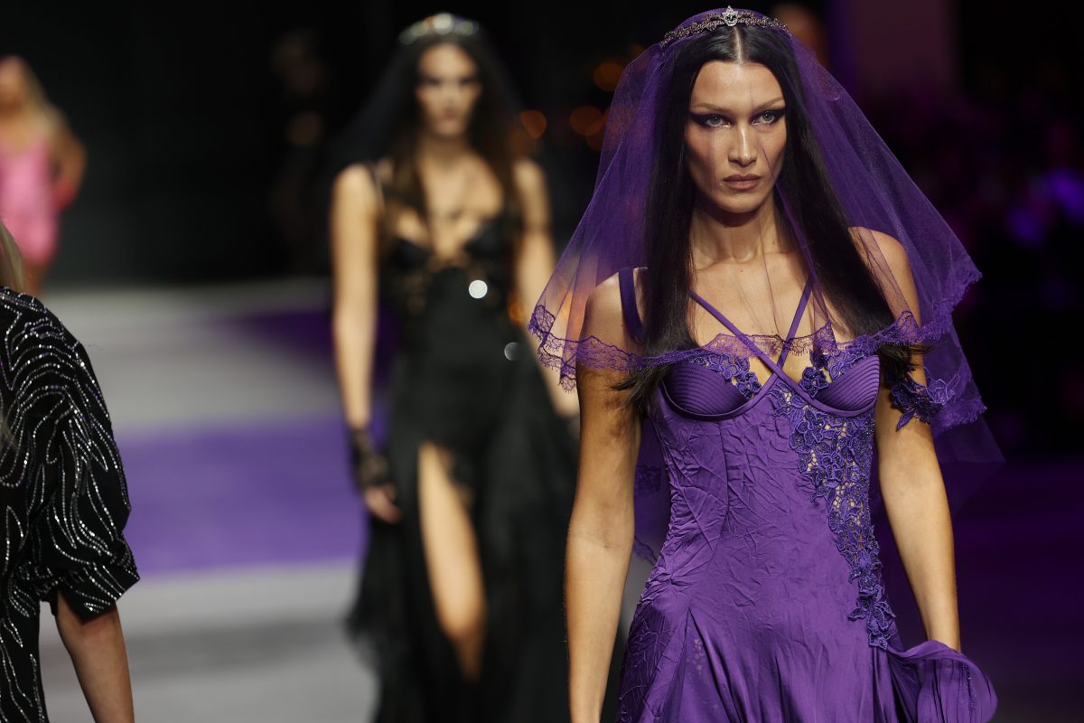 Paris Fashion Week: Bella Hadid lässt sich Kleid aus Stoff auf Körper sprühen