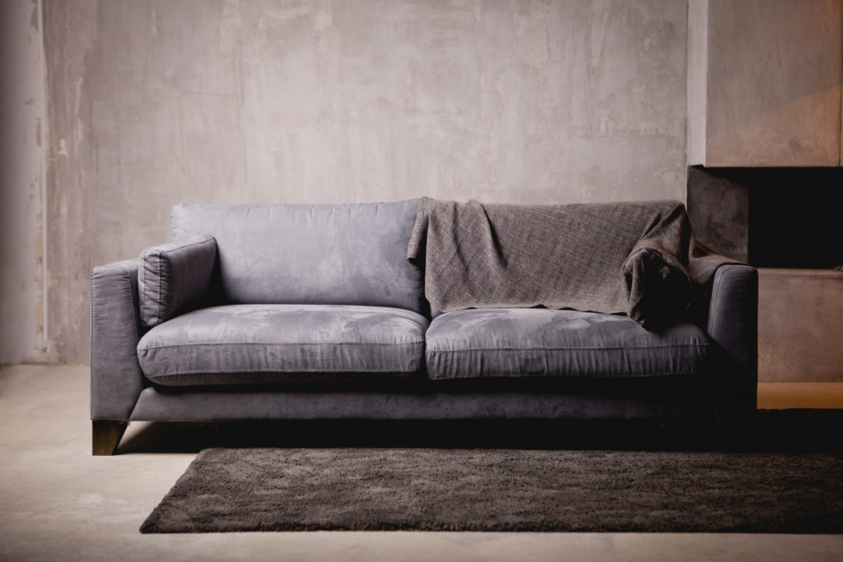 Influencerin kauft aus Versehen 100.000-Dollar-Couch und bettelt online um Geld
