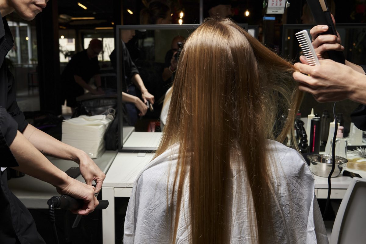 Strumpfhosen-Hack: So bleiben eure Haare nach dem Glätten tagelang glatt