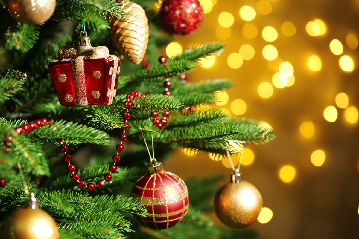 Weihnachtlicher Rekord: Mann hängt sich 710 Christbaumkugeln in den Bart