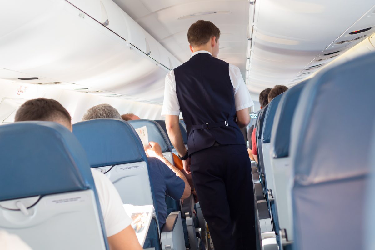 Flugbegleiter verursacht Fehler mit 50.000 Euro Schaden – und das an seinem ersten Arbeitstag