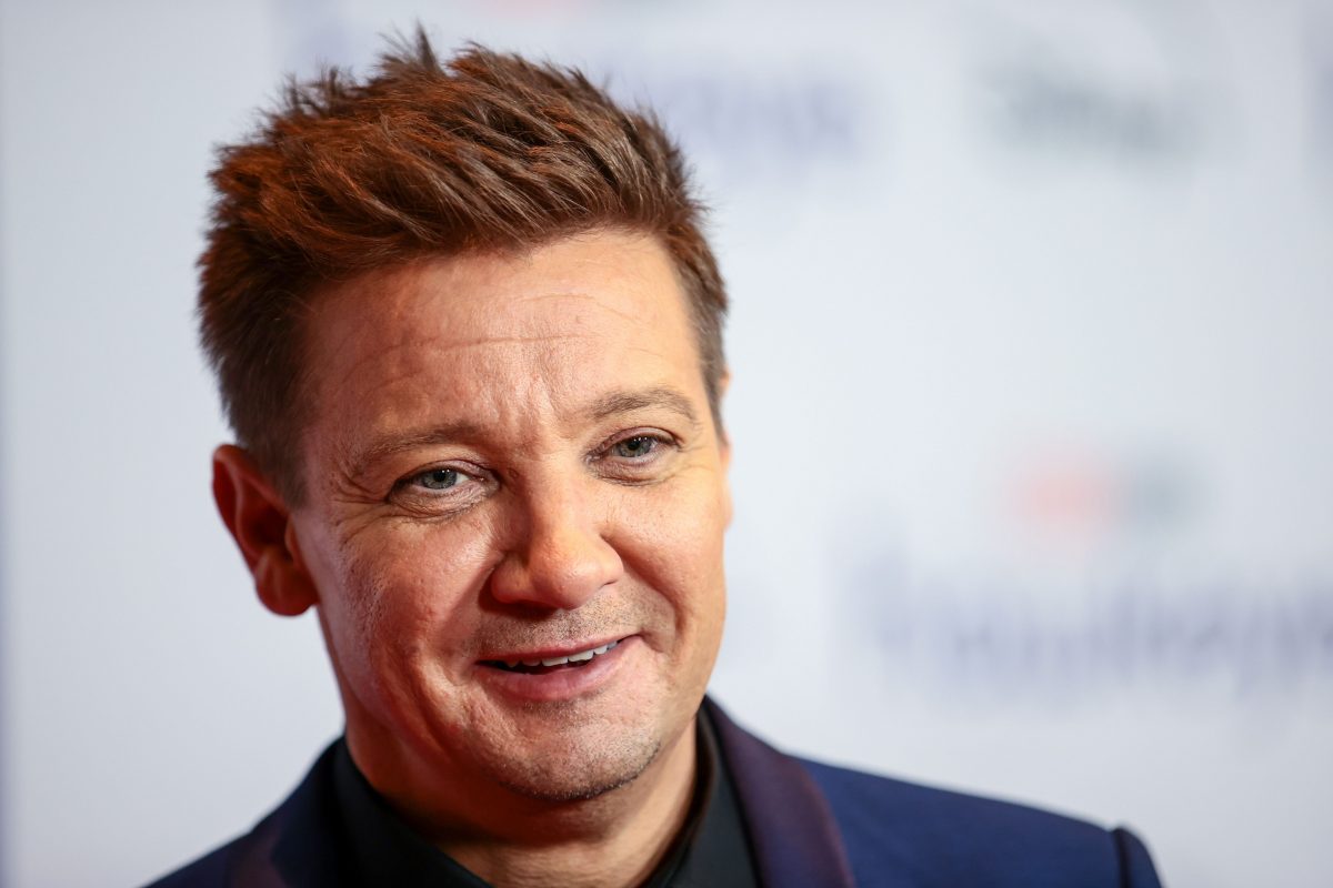 Mehr als 30 Knochen gebrochen: Marvel-Star Jeremy Renner meldet sich nach Schneepflug-Unfall