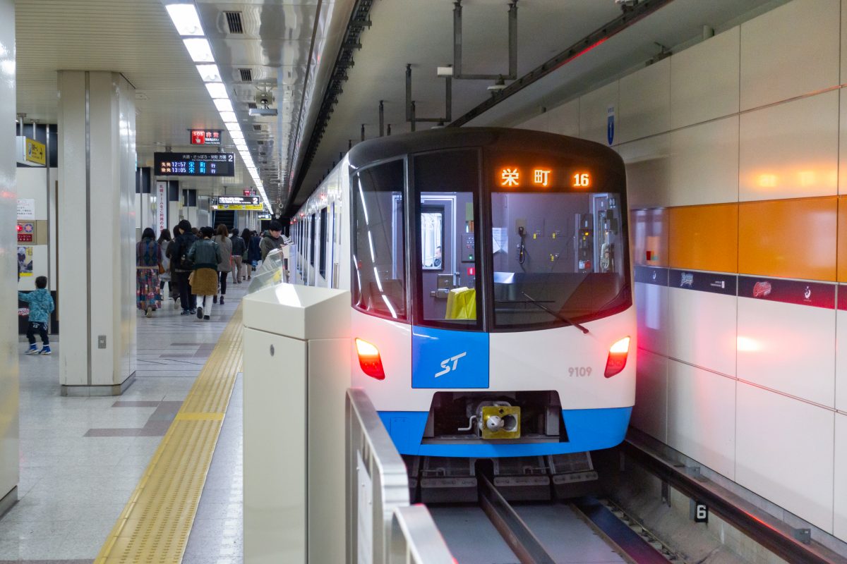 Japanisches Mädchen schleicht sich in Zugführerkabine und stürzt Bahnhof ins Chaos