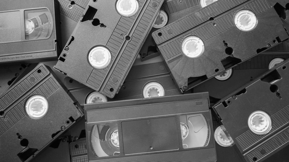 YouTuber zerstören VHS-Kassetten, um Verkaufspreis in die Höhe zu treiben – und verkaufen seltenen Film für 80.600 Dollar