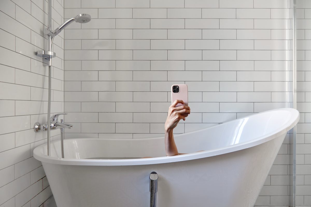 Aus diesem Grund solltest du dein Smartphone niemals mit ins Badezimmer nehmen