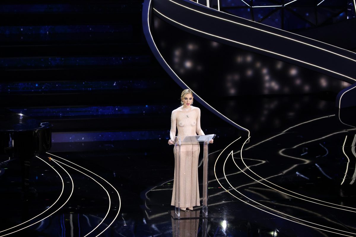 Dieses wichtige Zeichen setzt Chiara Ferragni mit ihrem „Shameless Dress“ live im TV