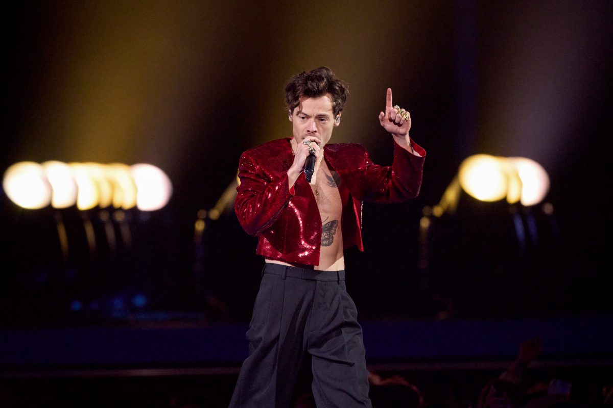 Harry Styles trinkt während Konzert aus seinem Schuh – Video geht viral