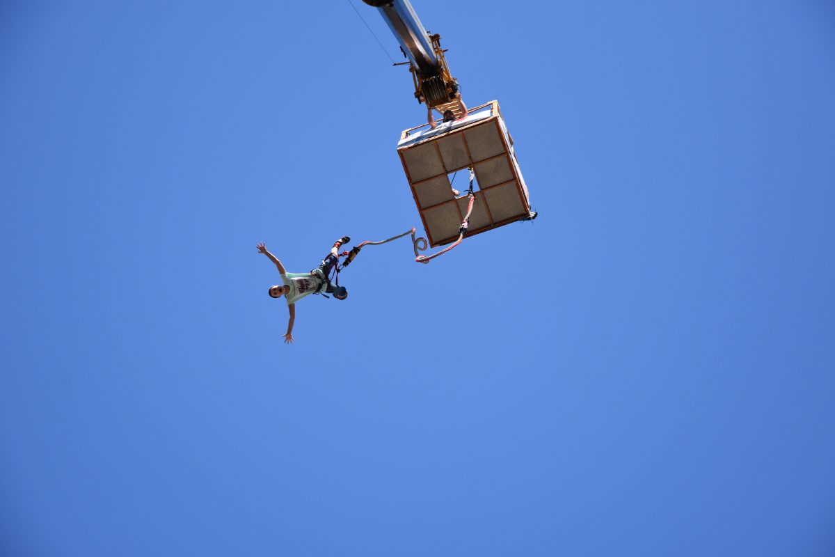 Video: Bungee-Seil einer Touristenattraktion reißt mitten im Sprung