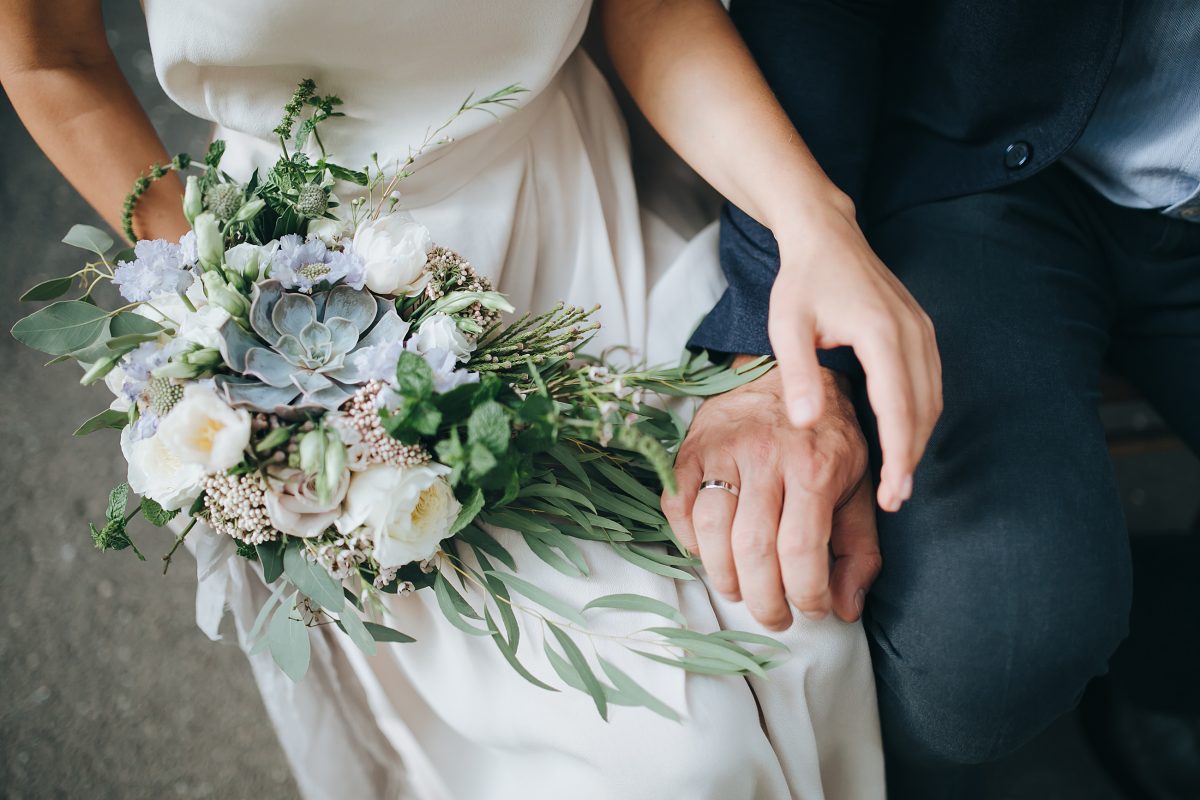 Paar überrascht Gäste mit einer spontanen Hochzeit im „The Office“-Stil – und geht damit viral