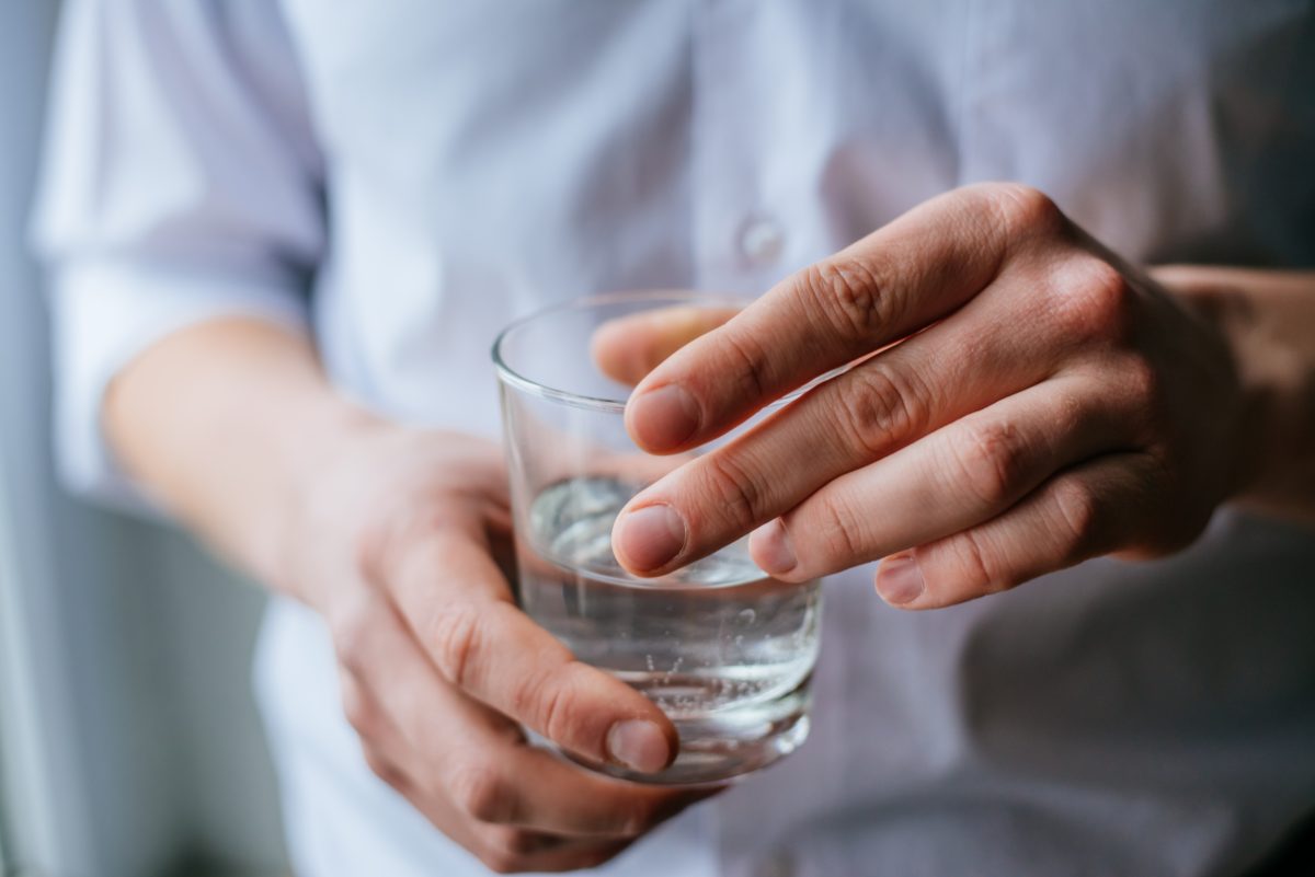 Mann schiebt sich betrunken Wasserglas in den Po – und lebt damit drei Tage lang