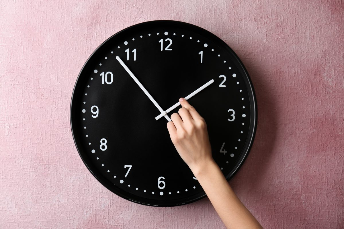Zeitumstellung im März 2023: Sollen wir die Uhren eine Stunde vor oder zurück stellen?