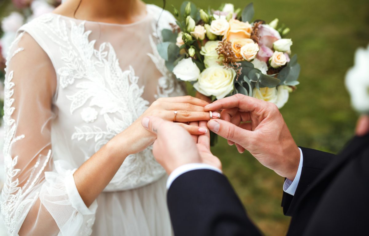 Dieser Mann heiratet Frau, die wie seine Tochter aussieht