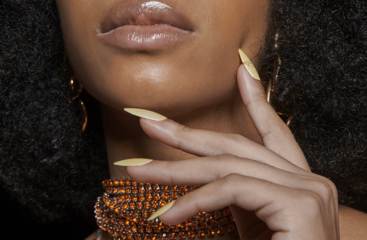 Vanilla Chrome Nails: Diesen schimmernden Nageltrend lieben wir jetzt schon