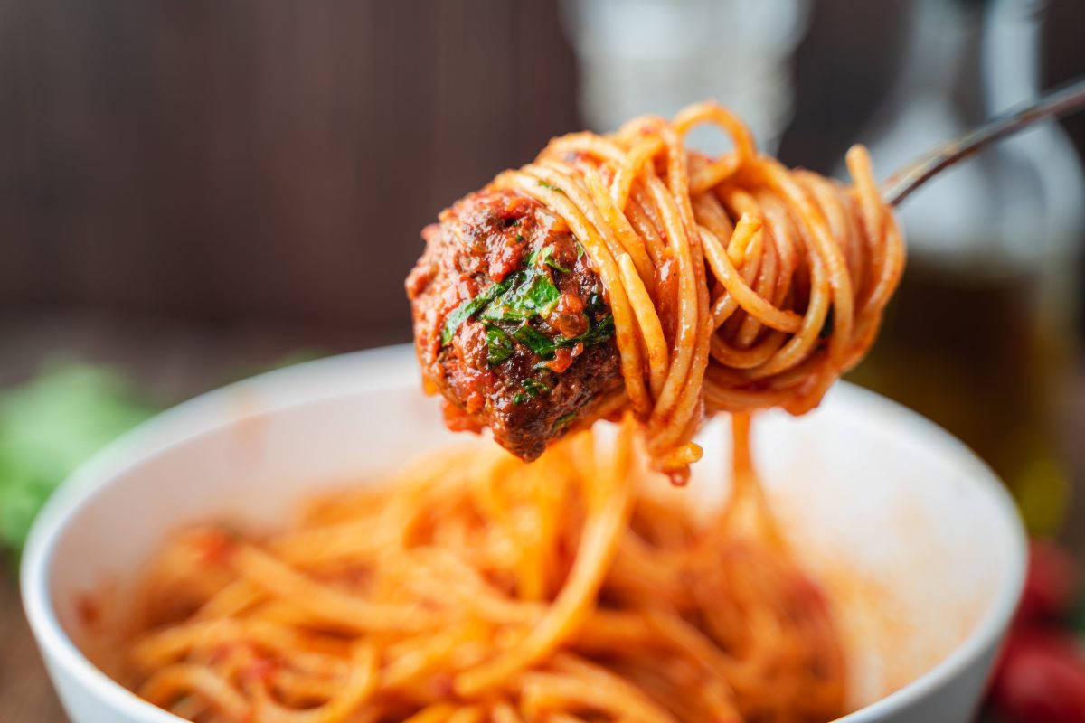 Influencerin verkocht ihren eigenen Meniskus in Spaghetti Bolognese und isst ihn