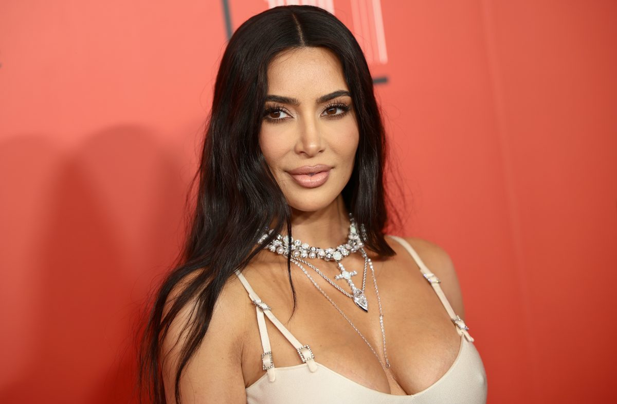 Kim Kardashian übers Mutter sein: „An manchen Nächten weine ich mich in den Schlaf“