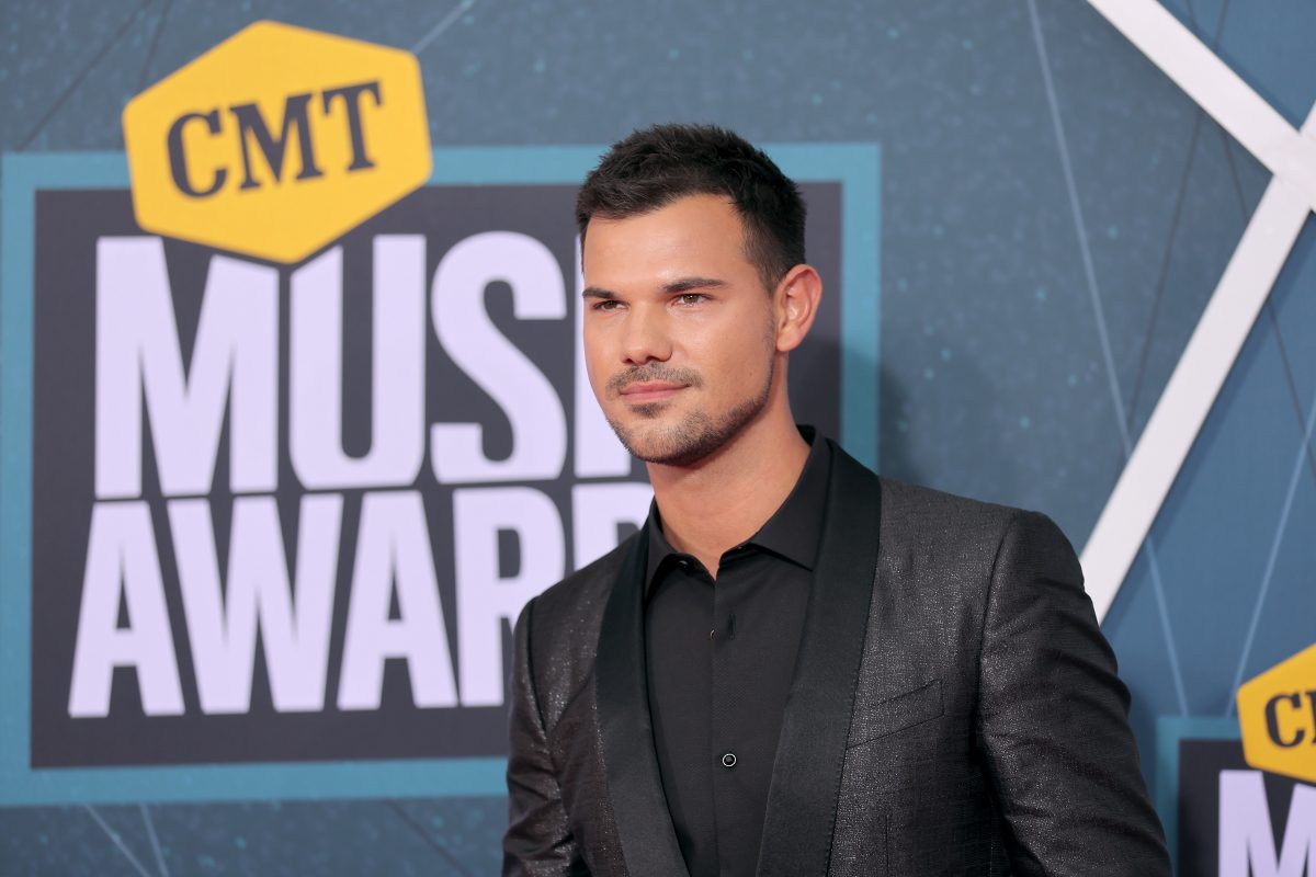 Taylor Lautner äußert sich zu Hass-Kommentaren über sein Alter, ein Fan entschuldigt sich daraufhin