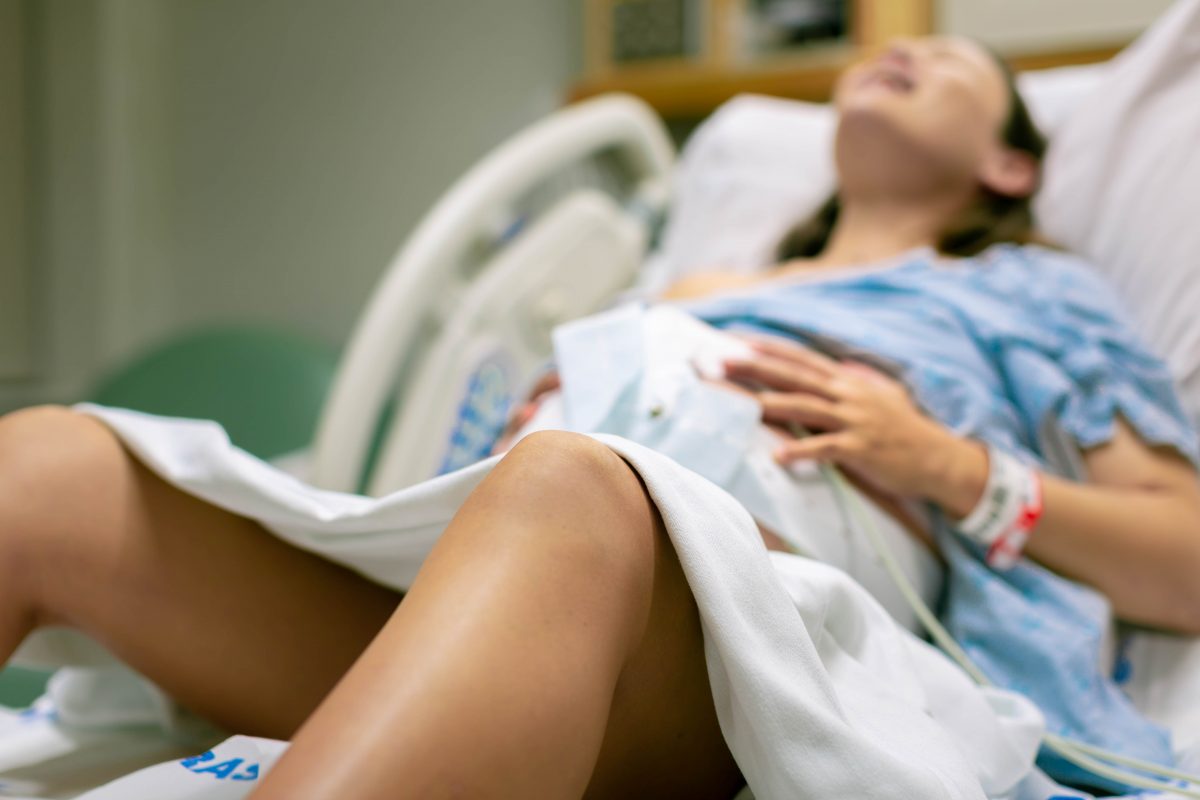 Verdrängte Schwangerschaft: TikTokerin merkt erst, dass sie schwanger ist, als sie in den Wehen liegt