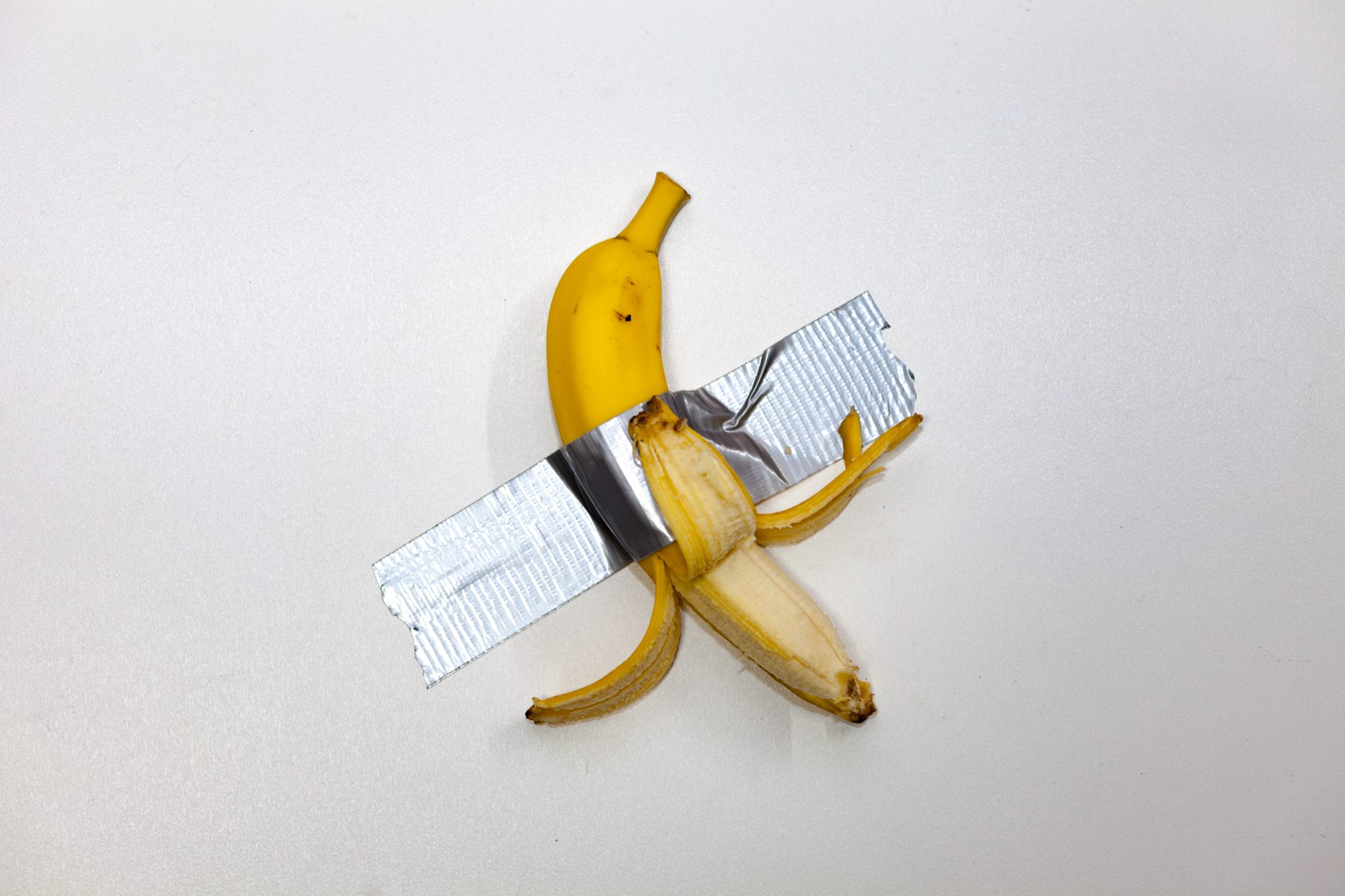Museumsbesucher isst berühmtes BananenKunstwerk