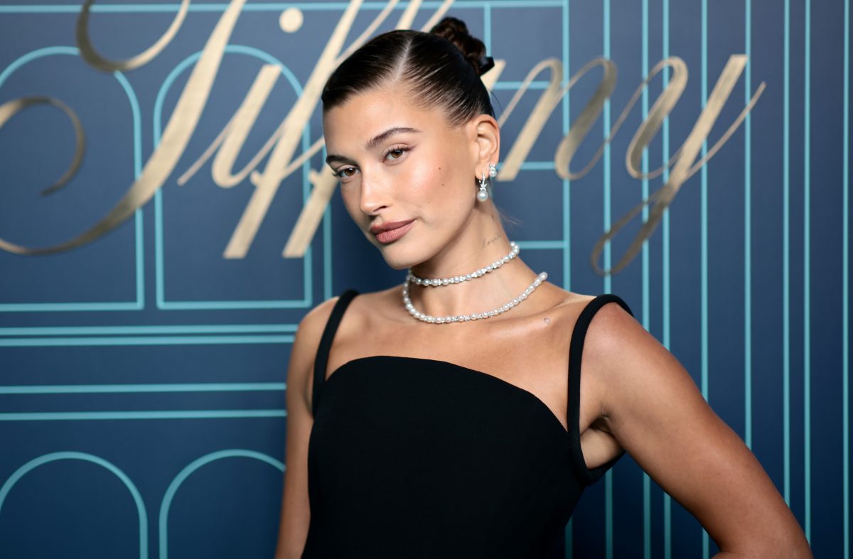 Hair Bows: Hailey Bieber zeigt, wie wir Haarschleifen diesen Sommer stylen