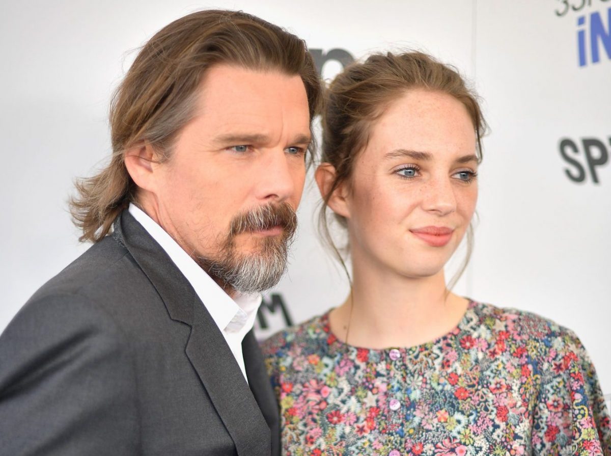 Maya Hawke: Mit dieser Lüge hat sie ihr erstes Mal vor ihrem Vater Ethan Hawke verheimlicht