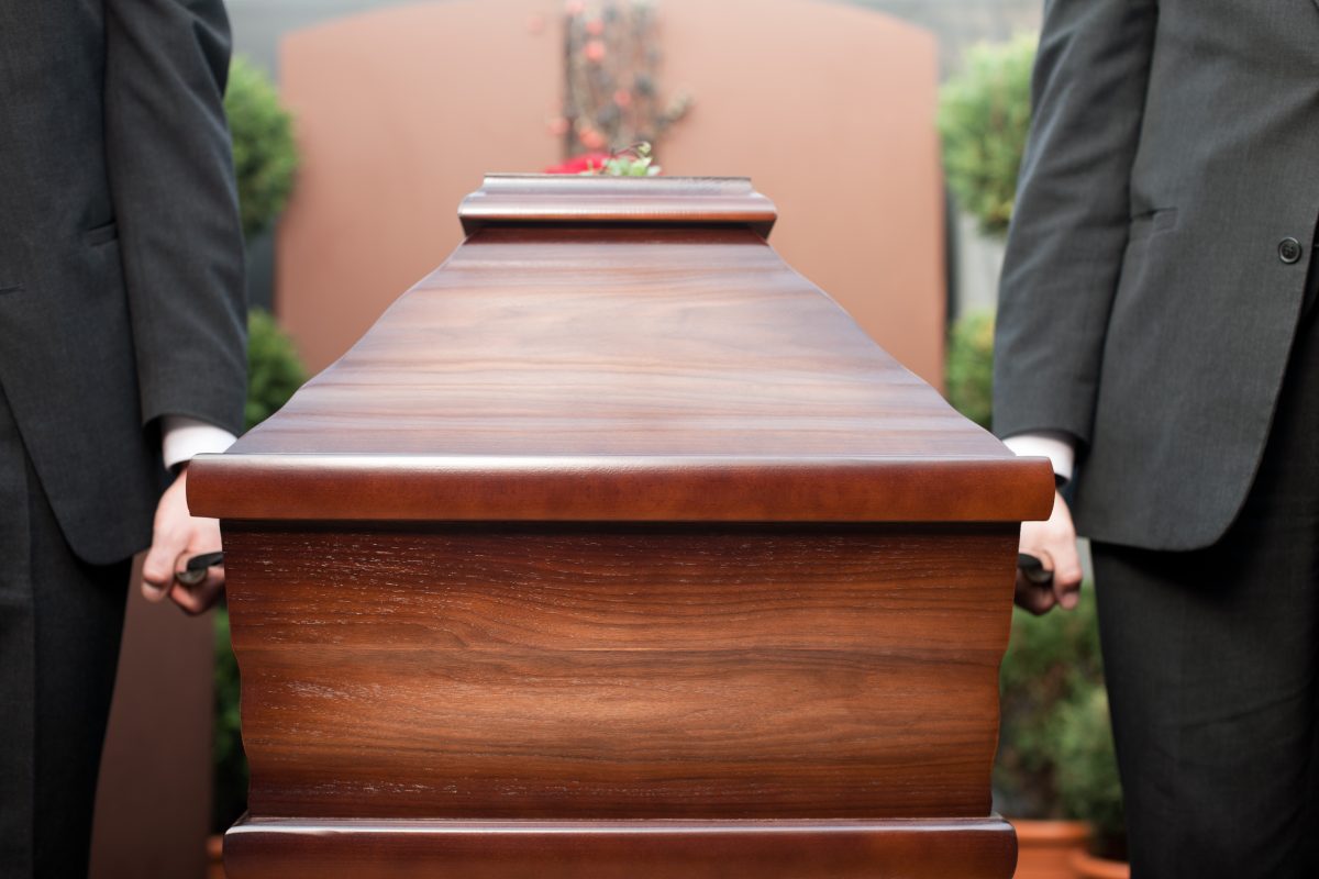 Mann täuscht eigenen Tod vor und taucht dann per Helikopter bei Beerdigung auf