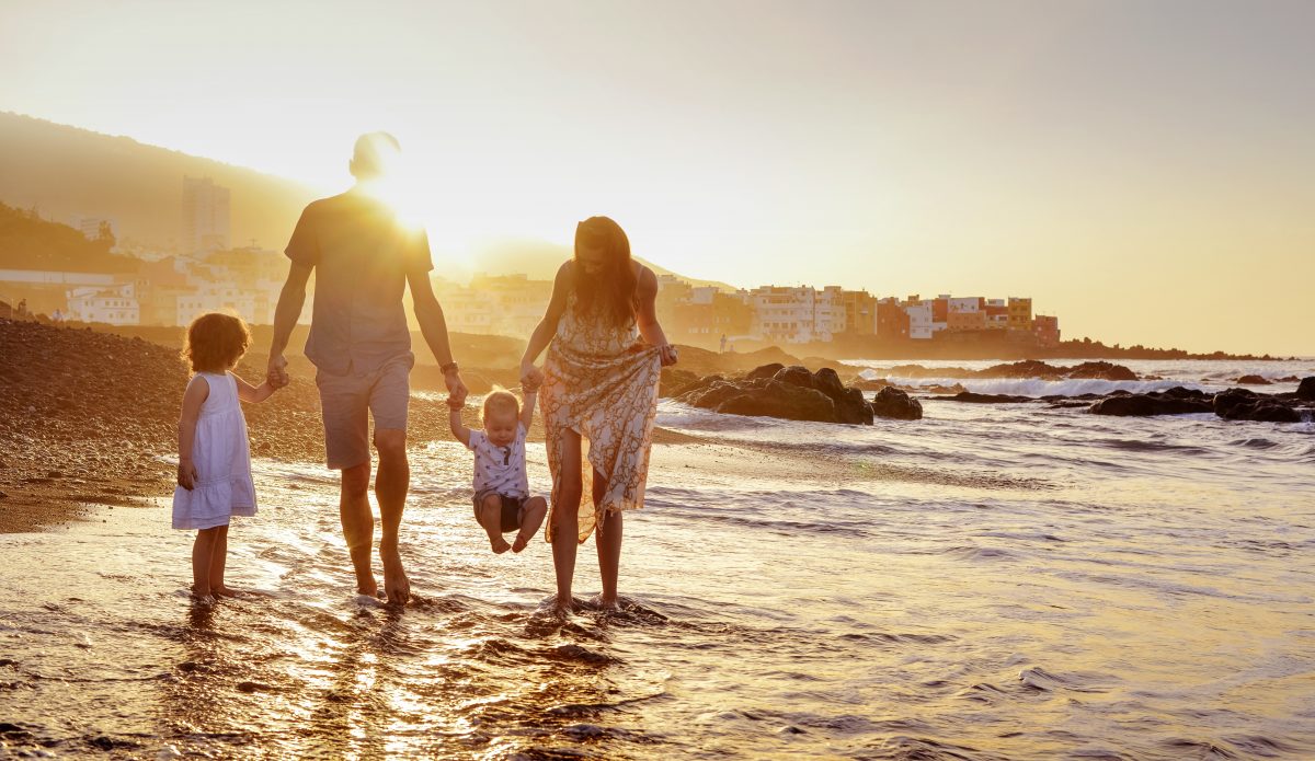 „Backwards Beach Days“: mit diesem Trick wird dein Sommerurlaub mit Kindern viel entspannter 