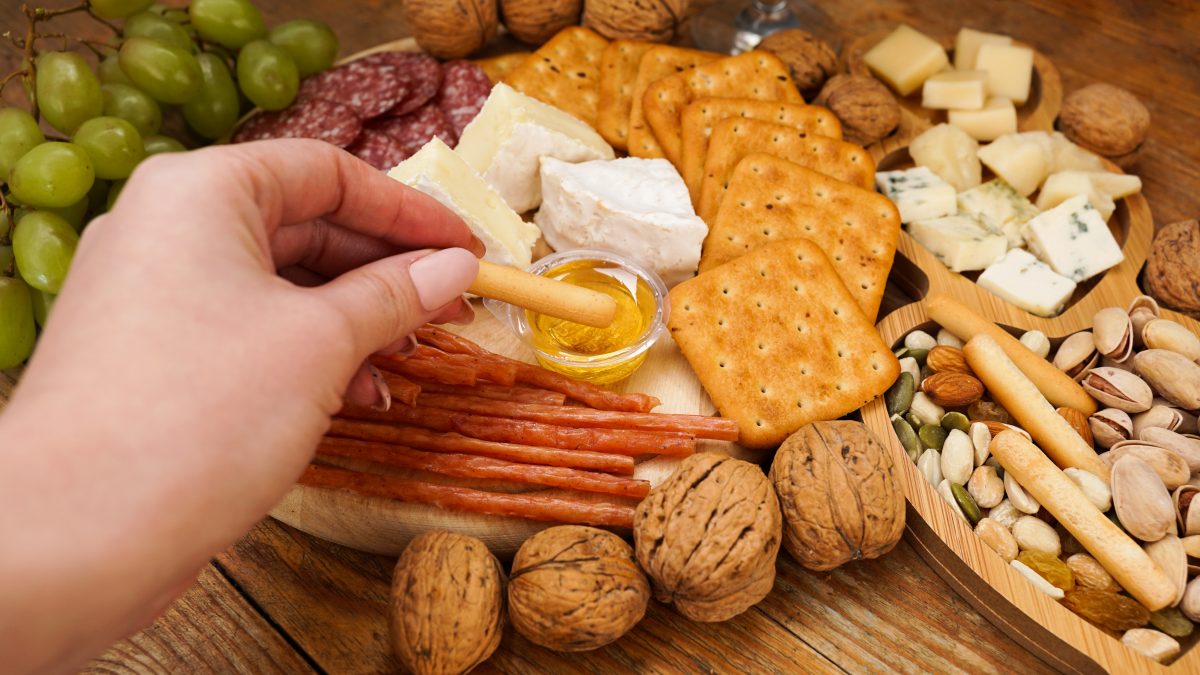 Warum der Social Media Trend „Girl Dinner“ gerade für Aufregung sorgt