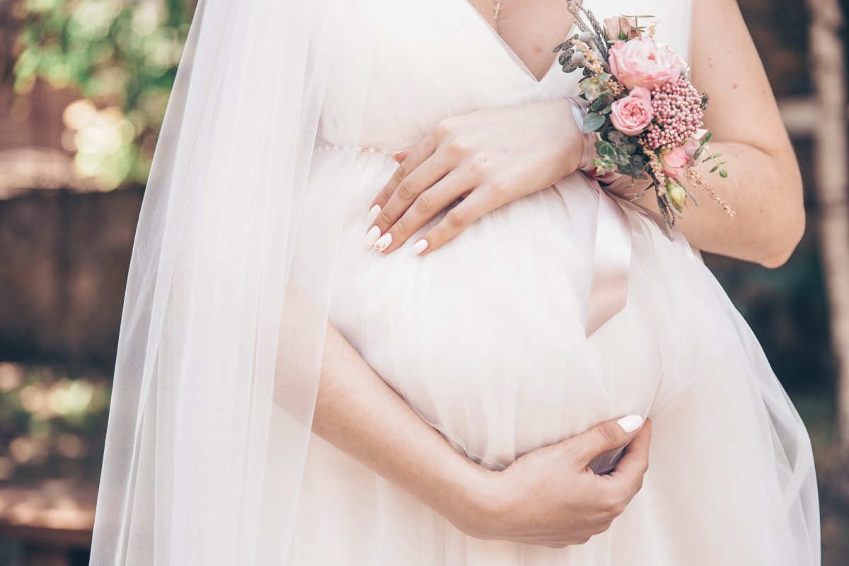 Schwangere Frau verbannt eigenen Bruder von ihrer Hochzeit, nachdem er ihre Babynamen als „lächerlich“ bezeichnet