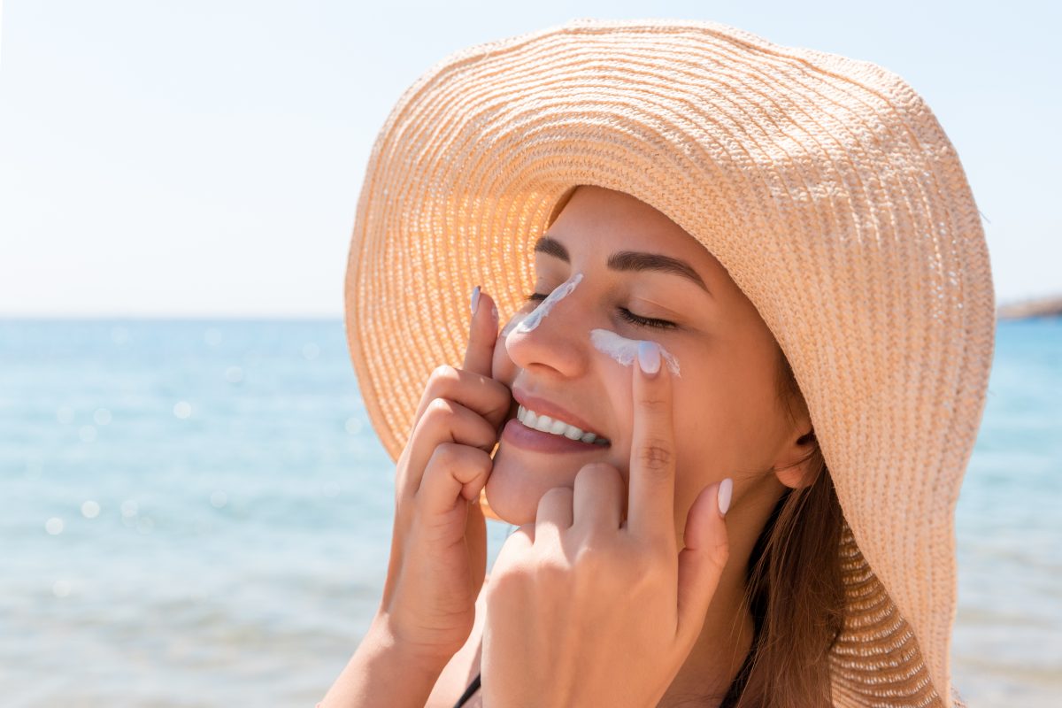 So viel Sonnencreme sollten wir wirklich im Gesicht auftragen