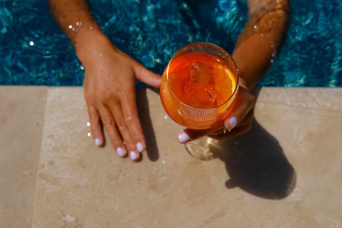 Orange Spritz Nails: Mit diesem Nageltrend zaubert ihr den Sommerurlaub auf eure Nägel