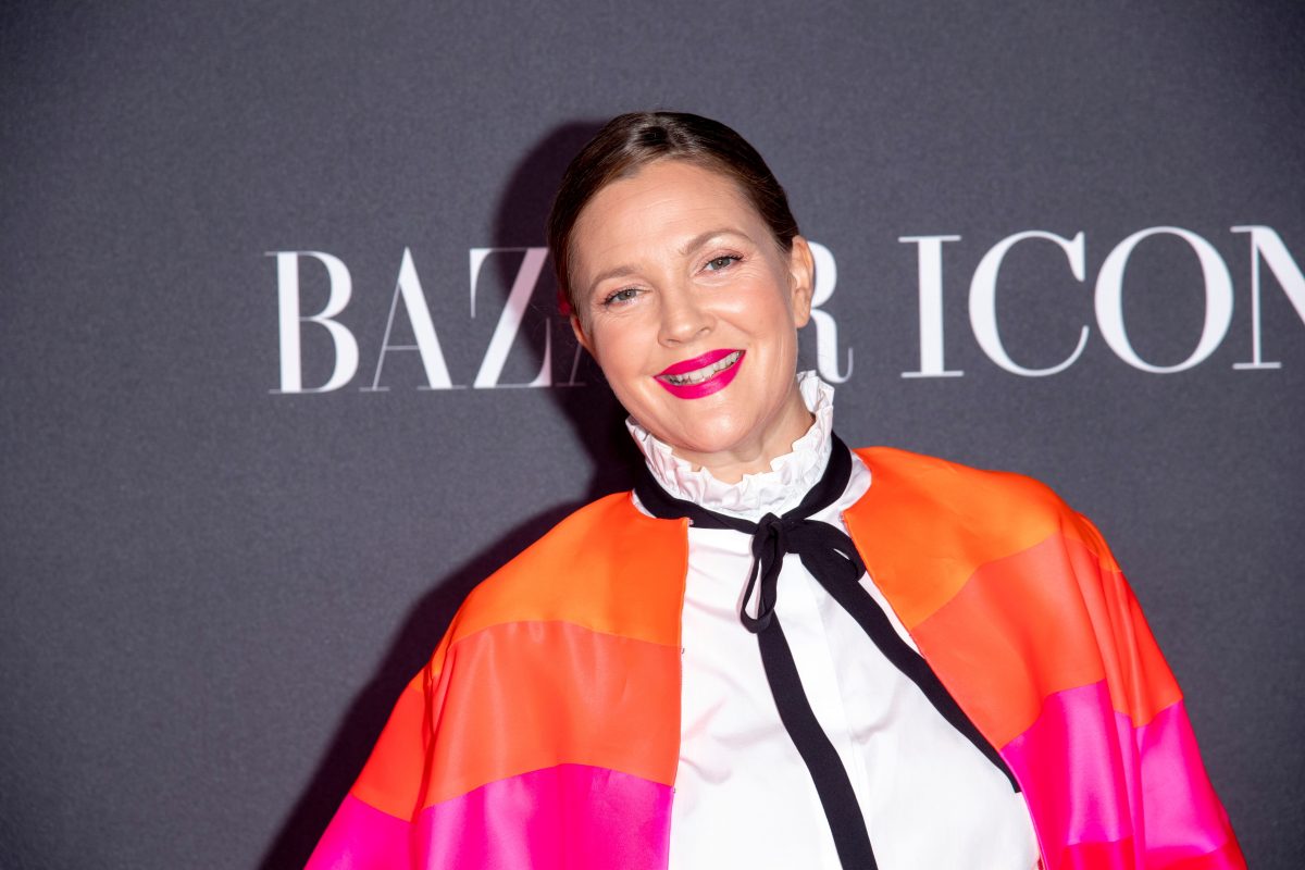 Mann versucht während Auftritt von Drew Barrymore die Bühne zu stürmen