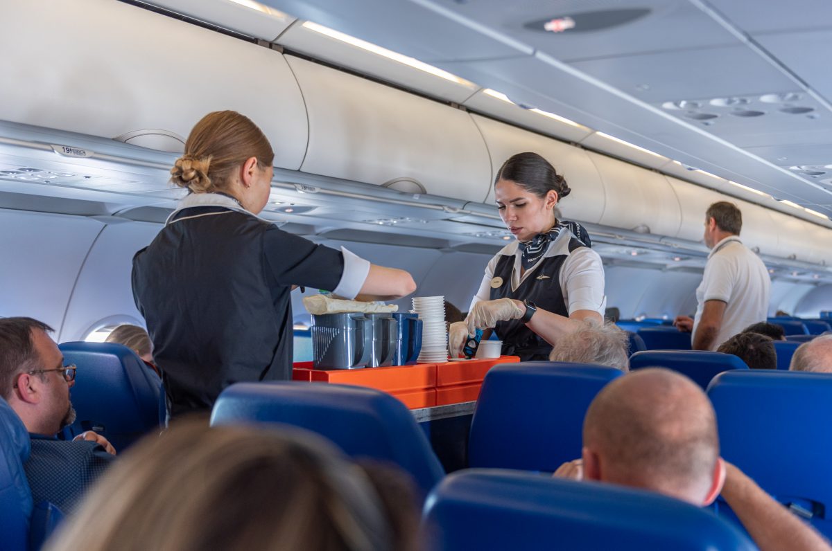 Frau mit Nussallergie sieht sich gezwungen, alle Erdnuss-Päckchen in Flugzeug aufzukaufen