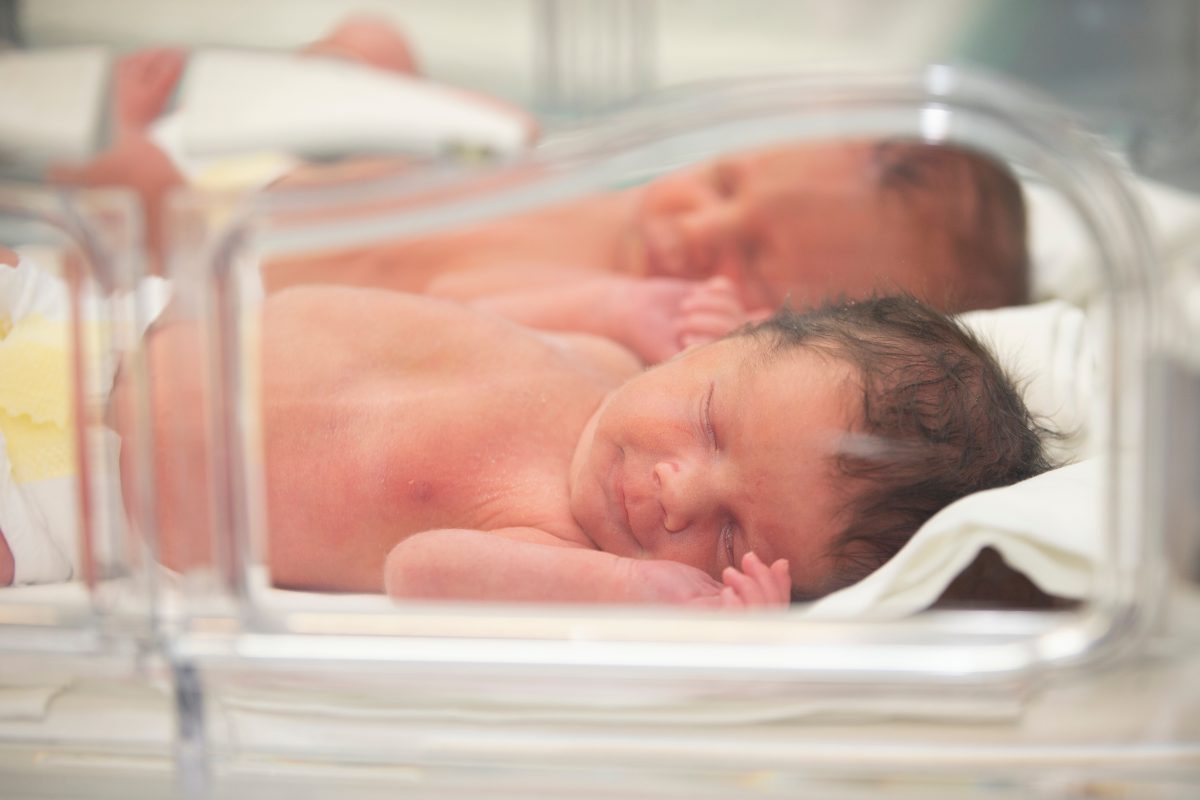 Eineiige Zwillinge bekommen am selben Tag im selben Krankenhaus Babys