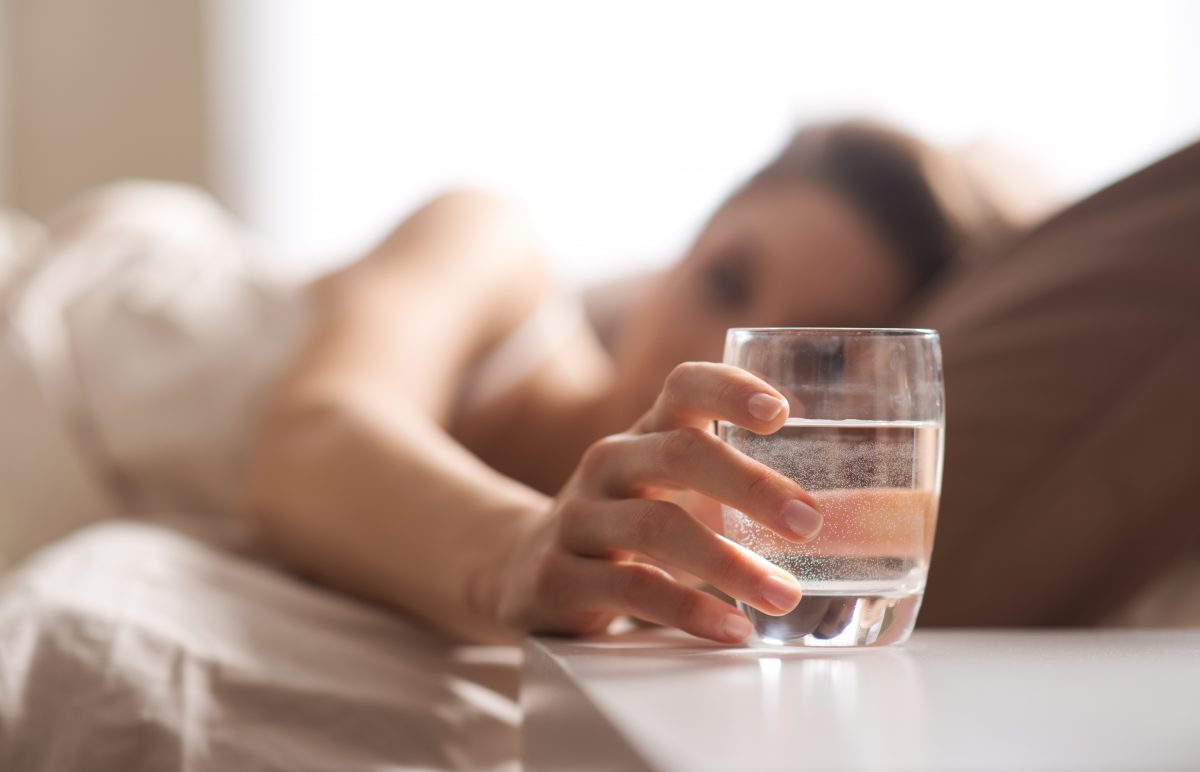 Deshalb solltet ihr niemals direkt nach dem Aufstehen Wasser trinken – laut Zahnärztin