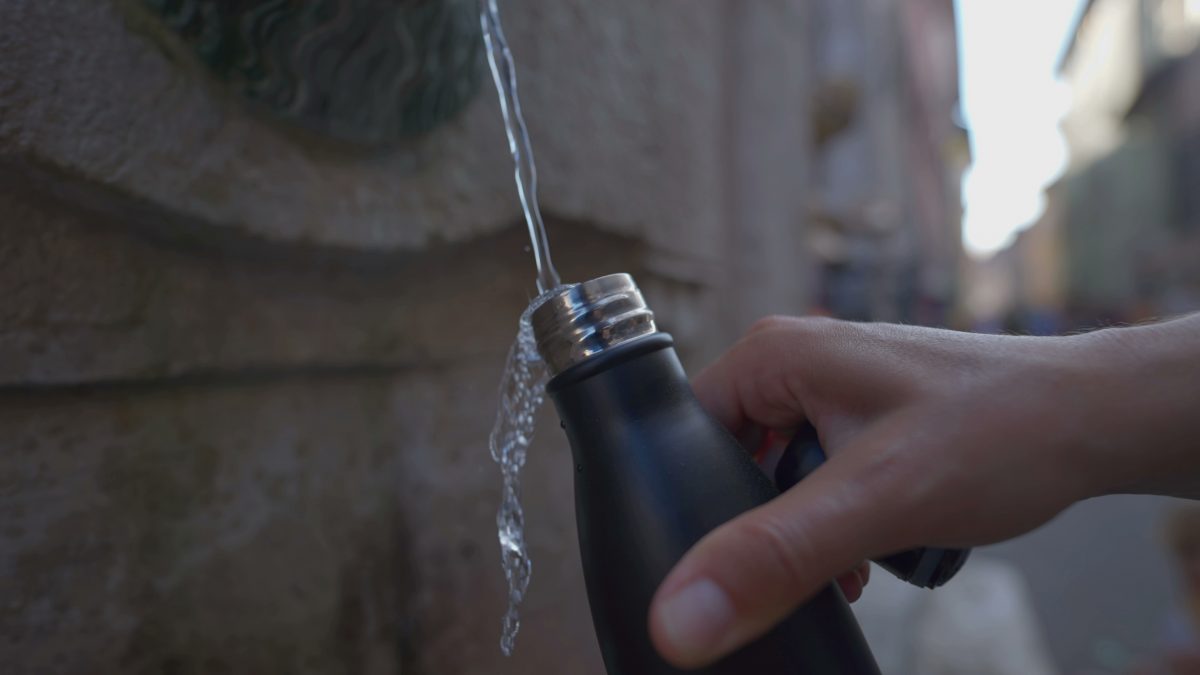 Frau stirbt, weil sie 2 Liter Wasser innerhalb von 20 Minuten trinkt