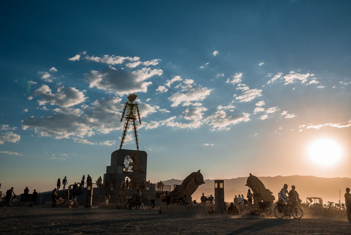 „Burning Man“: Stars und Festival-Fans sitzen im Schlamm fest