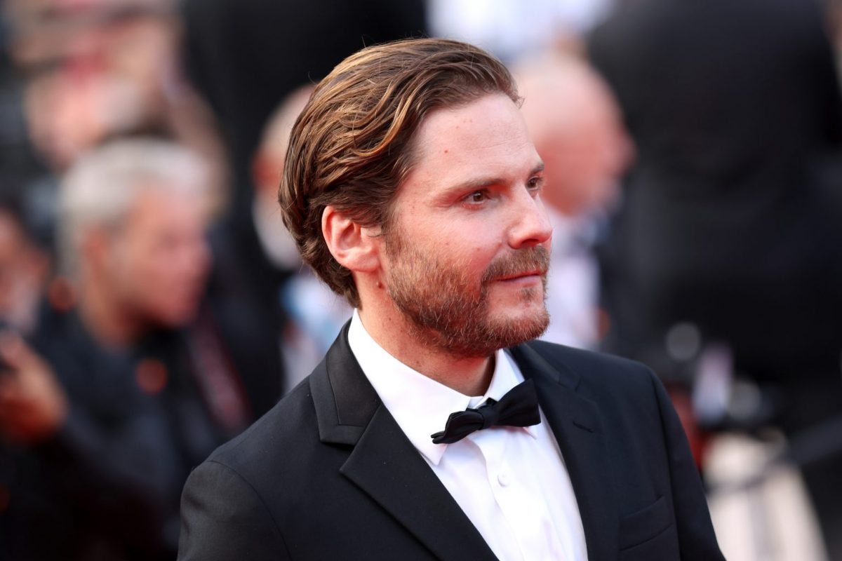 Erstes Bild: So sieht Daniel Brühl als Karl Lagerfeld in neuer Serie aus