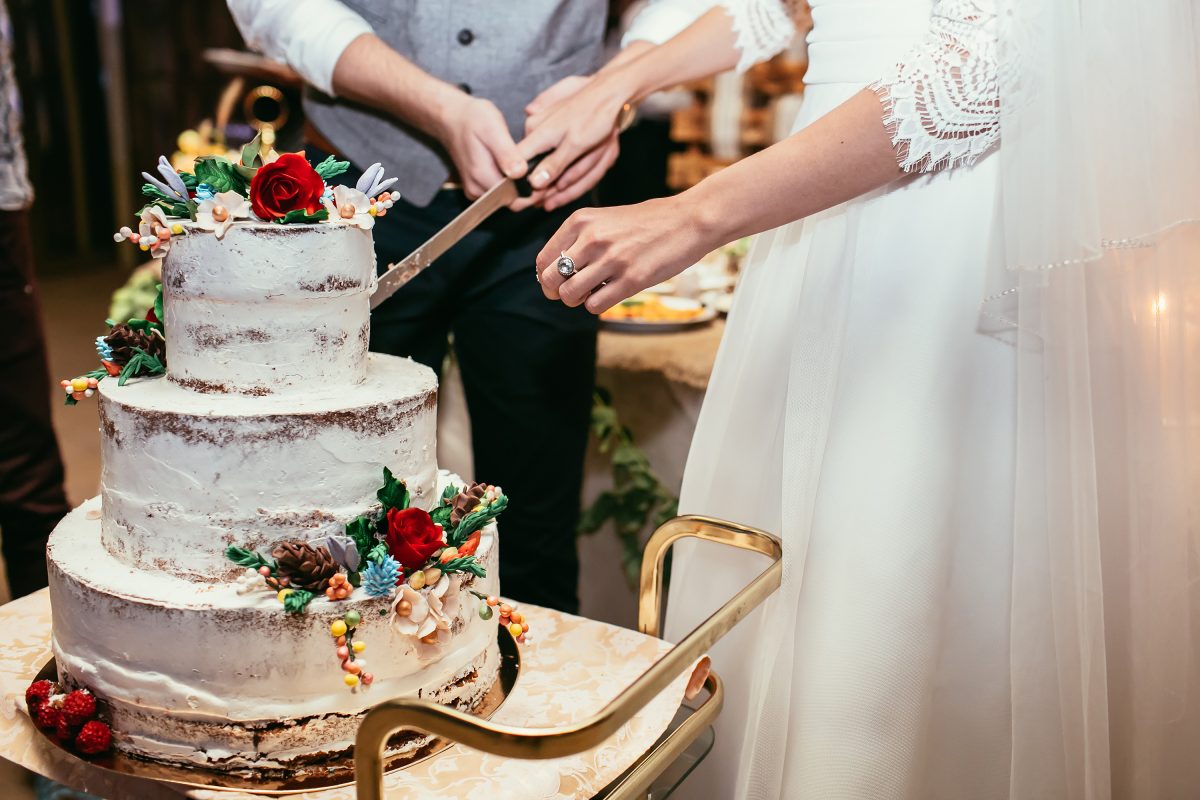 Frau findet eingefrorenes Stück ihrer Hochzeitstorte aus dem Jahr 1968 – jetzt will sie es essen